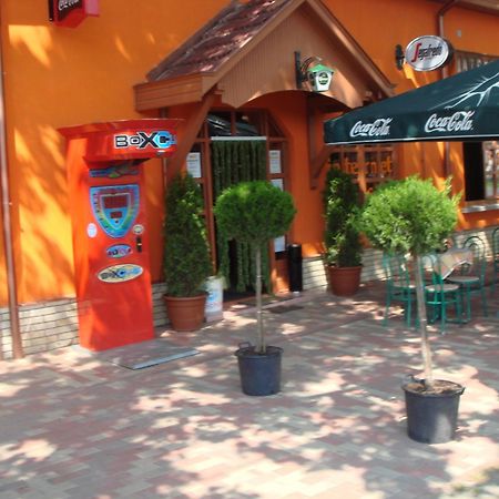 Platan Panzio Bed & Breakfast Nagyszenas Bagian luar foto